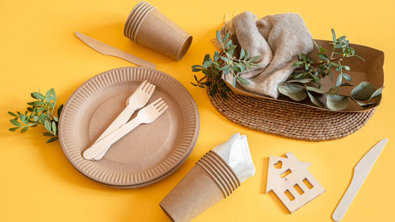 Биоразлагаемая посуда. Посуда на желтом фоне