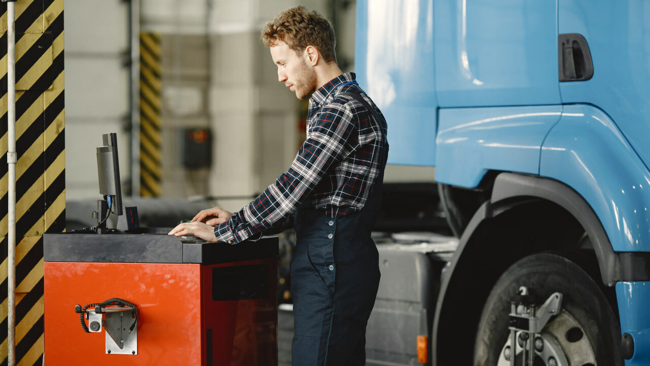 Человек проверят и ищет на компьютере
